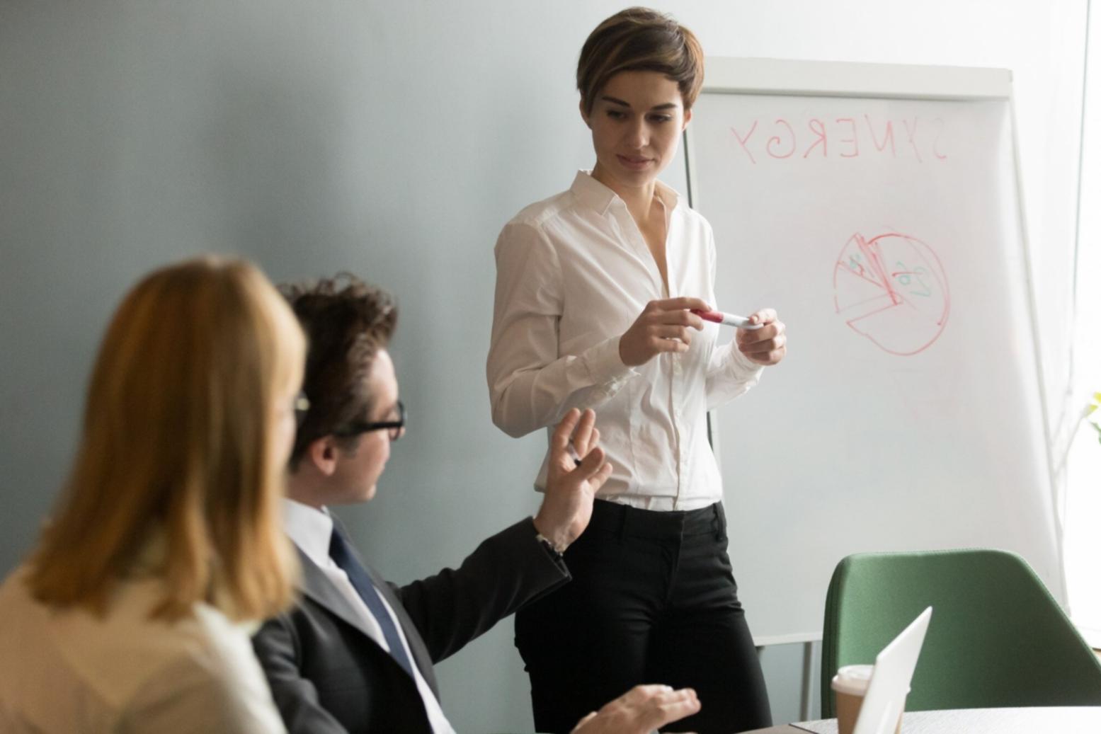 Участники программы обучения краудфандингу работают над проектами